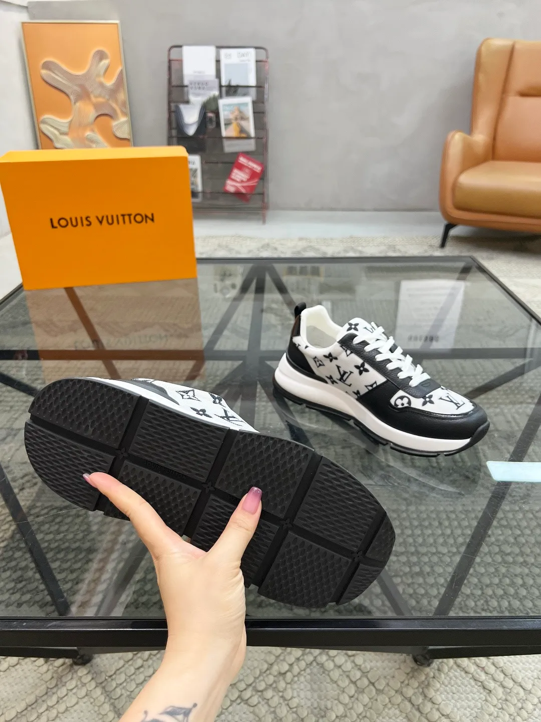 Factory price: 480💰LV🔍Top purchasing agent🇮🇹 Lu Street God's new sports shoes are coming and are available at counters simultaneously. Original factory configuration, original cowhide imported from Italy with mesh fabric, high-quality printing and splicing complex process, sports trendy person, imported water-dyed cowhide lining, sole: Wang Yuan factory specially provides the original sole, super comfortable, original factory follow-up goods 🔍🔍High quality, you can enter and leave the counter at will, welcome to compare and synchronize with the counter, code number 38-44, customized 45